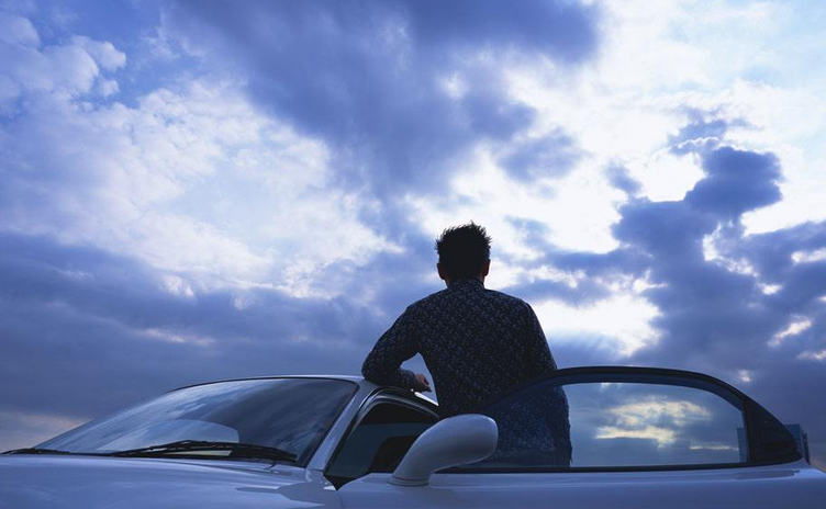 梦见别人开车顶上自己车了，解析梦境中的冲突与自我成长