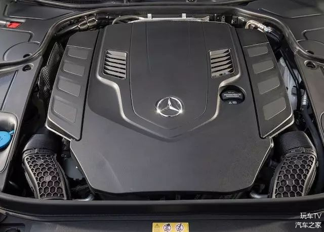 奔驰最新的V8发动机 可以关闭四个气缸
