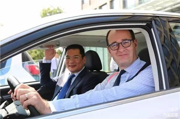 ▲众泰汽车董事长兼总裁金浙勇（左）和福特汽车亚太区总裁傅礼德（右）