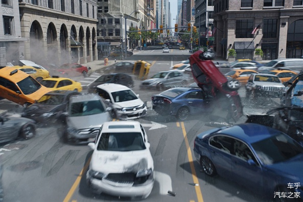 电影《速度与激情8》中，恐怖分子窃入汽车行车电脑，发动袭击的镜头。