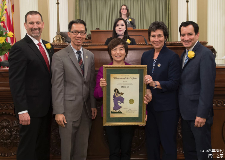 李柯女士（中）荣膺加州2018“年度女性”称号，加州众议员周本立先生（左二）参与颁奖典礼