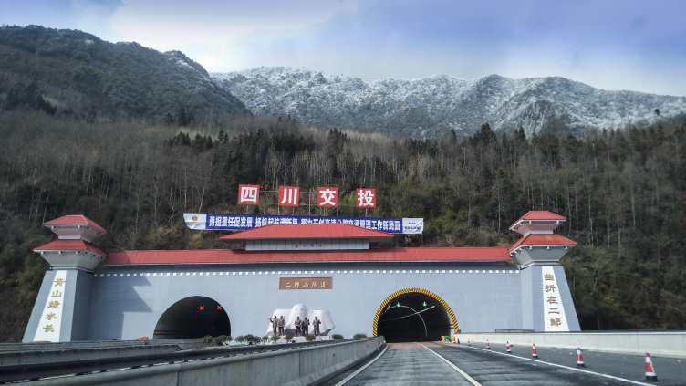 去年的二郎山隧道，全长13km，今年可以通过这里直接到康定，成都出发只需3.5小时，而且甘孜旅游门票