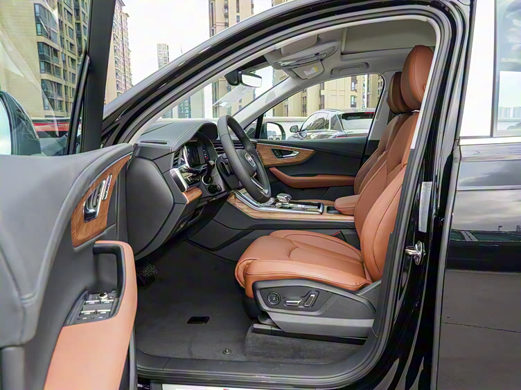 而奥迪q7在座椅配置上并没有详细描述,但我们可以预期其作为豪华suv的