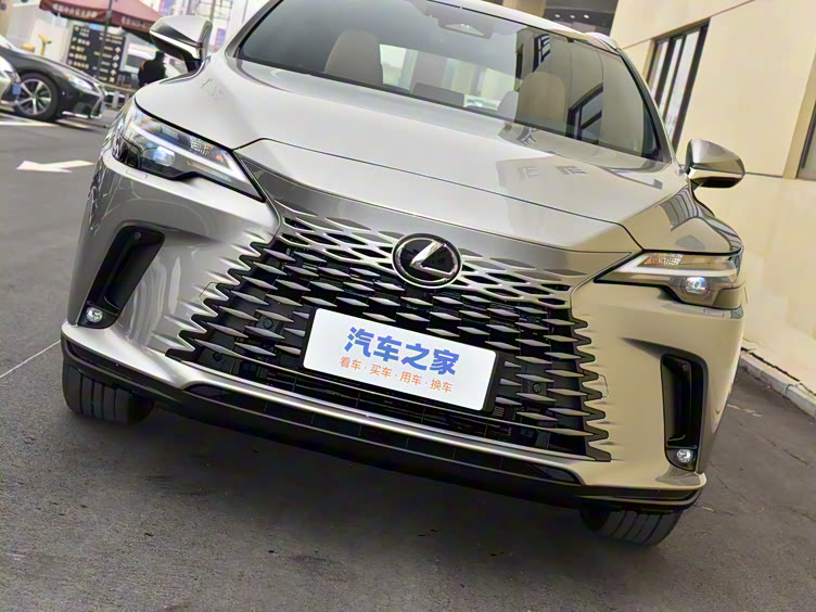 雷克萨斯rx外观是雷克萨斯rx吸引眼球的首要元素.