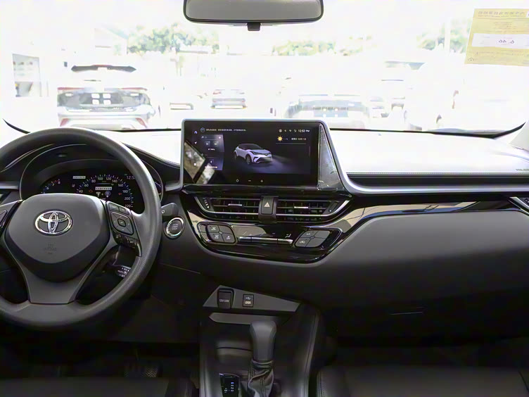 丰田c-hr内饰方面,丰田c-hr简约的内饰设计与科技感十足的中控大屏相