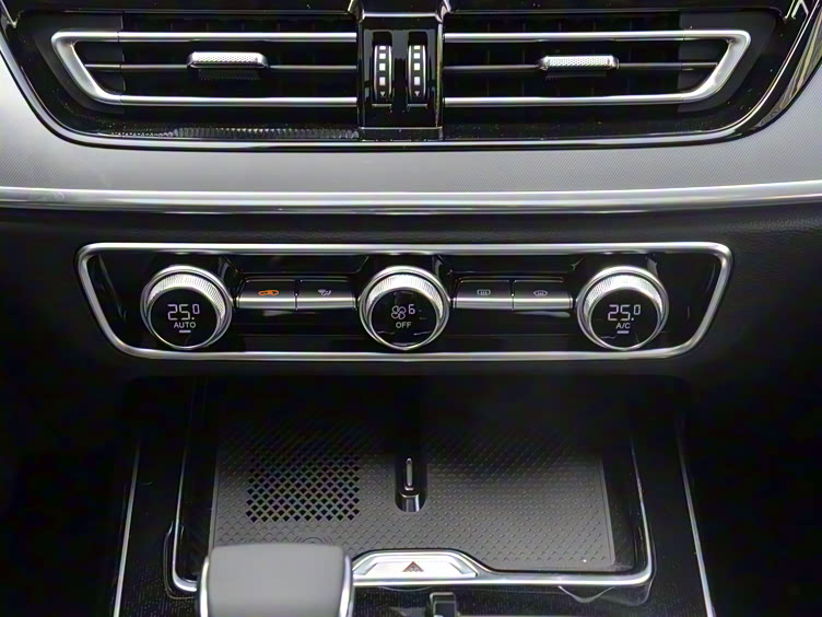 入门级以外的车型上了12个喇叭的bose音响,顶配车型还有高清的流媒体