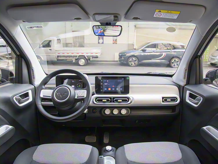 五菱宏光miniev符合年轻人的选择