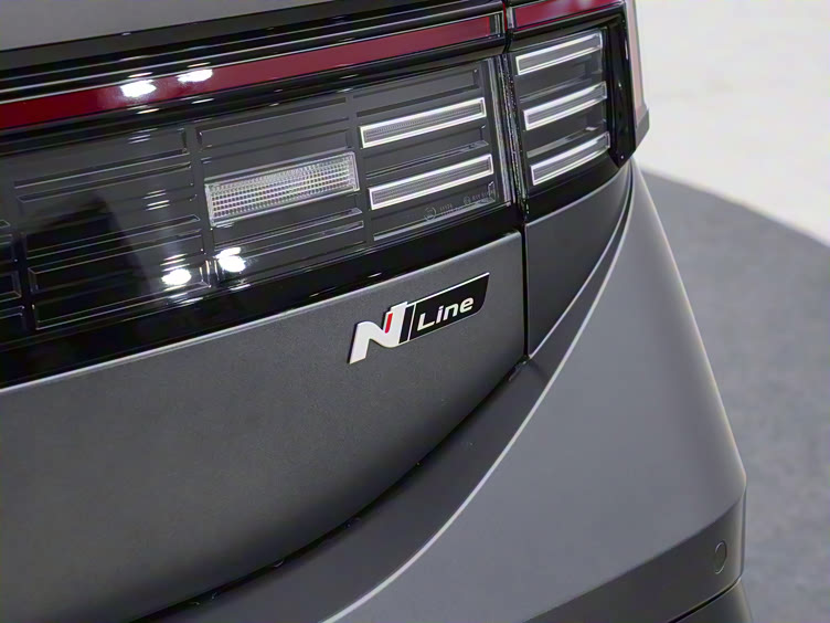 0t n line车型在中网,侧翼子板,尾部等处都贴上了n line专属标识,车身