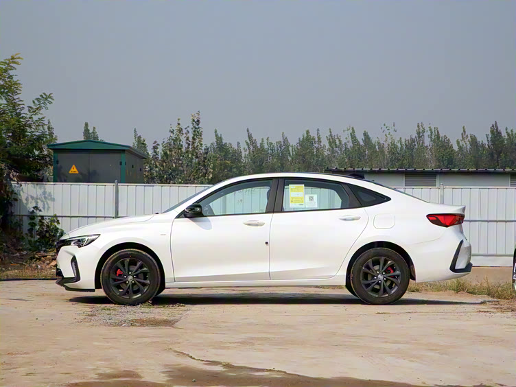 探索别克威朗家用与运动兼备的紧凑轿车