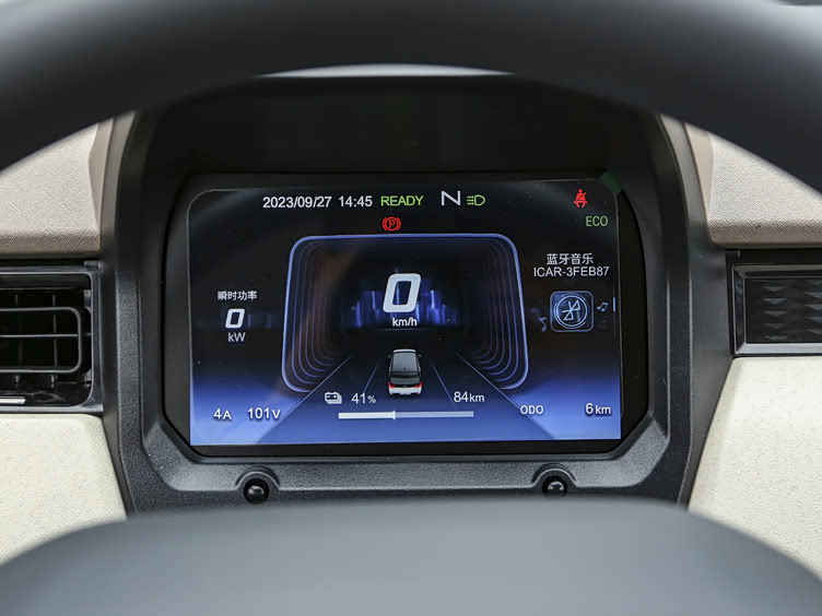 五菱宏光miniev在智能化配置上颇具优势,配备了全液晶仪表盘和8英寸