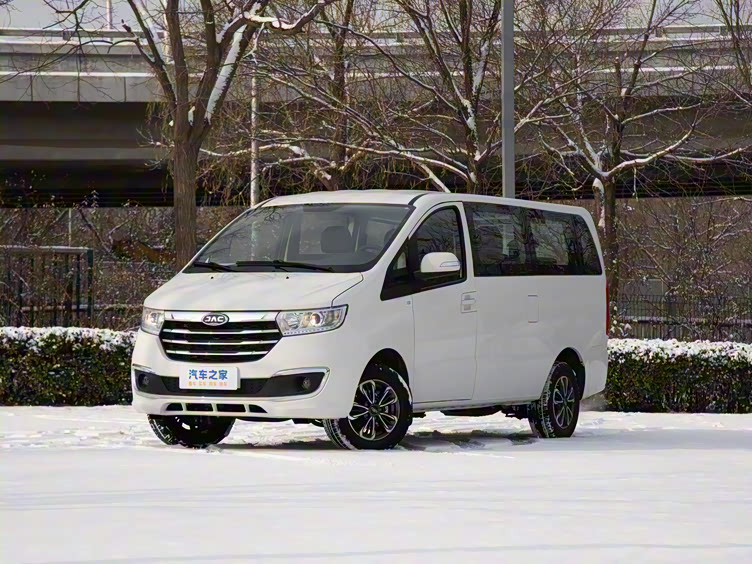 在外观设计方面,瑞风m3 plus hev采取了现代化的流线型车身设计,优雅