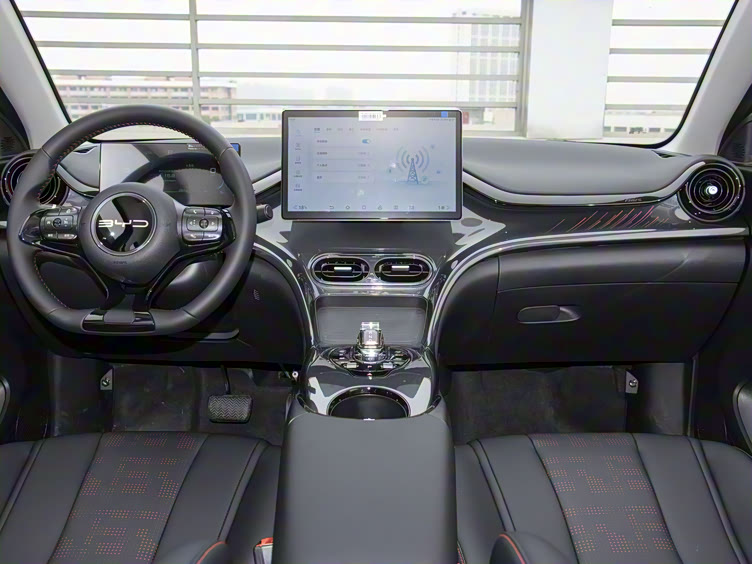 然而,比亚迪e2在内饰设计上表现一般,部分硬塑料材料的使用与部分配置