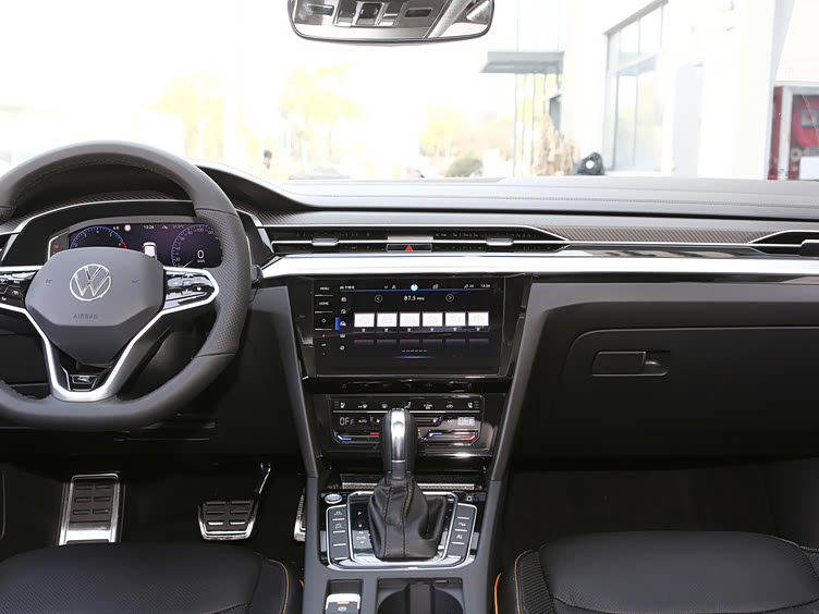 内饰设计方面,大众cc猎装版采用了高品质的材料和精致的做工,营造出