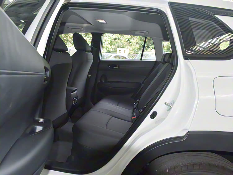 逍客则配备了前排座椅按摩功能,并使用了高品质的织物材料,以确保乘客