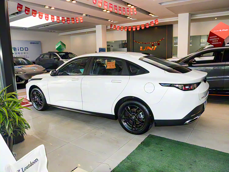 在这方面,吉利缤瑞cool龙腾版,长安逸达和新款吉利帝豪都采用了最新的