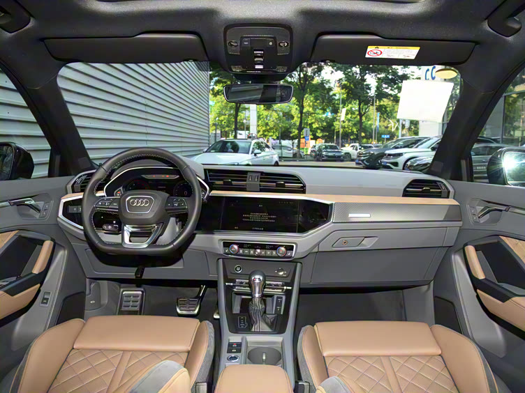 奥迪q3延续了高质感和科技氛围,尽管存在一些细节待改进,如中控台设计