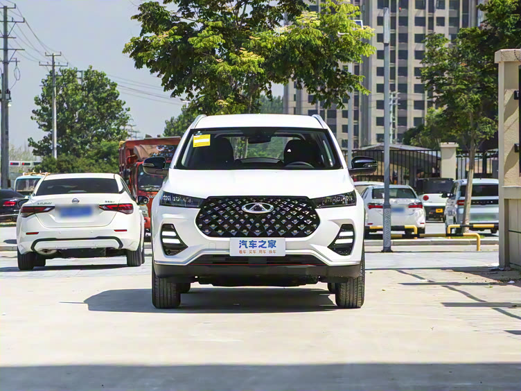 它继承了奇瑞家族的设计语言,采用了富有辨识度的"日曜星河"前格栅