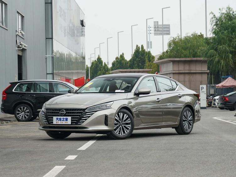 日產天籟也是中型轎車市場中的一款經典轎車,而且,之前也經常性以過