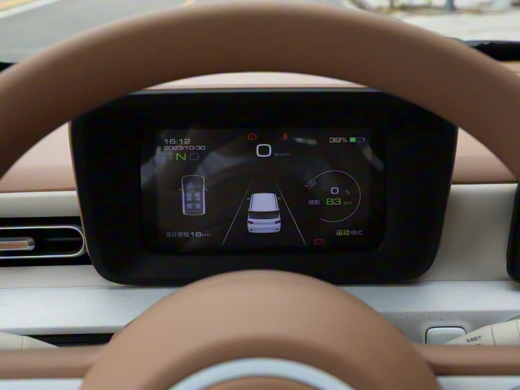 五菱宏光miniev在智能化配置上颇具优势,配备了全液晶仪表盘和8英寸