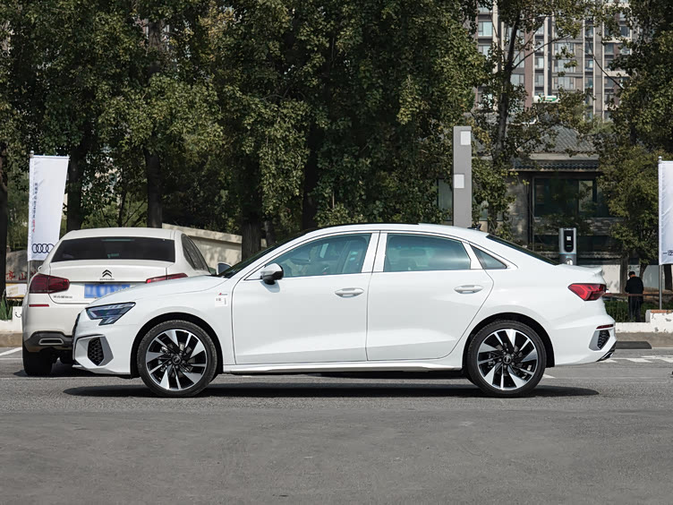 在外观设计方面,奥迪a3继承了奥迪家族化的风格,前脸采用最新的多边形