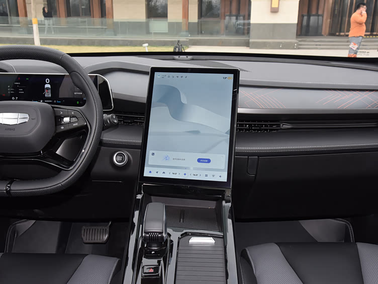 哈弗h6长安cs55plus内饰设计方面,长安cs55 plus的内部延续了家族化的