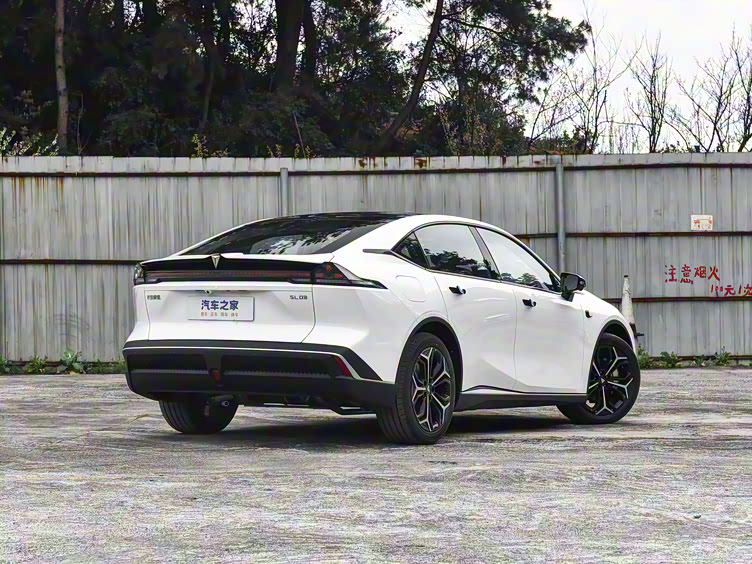 配置差异大性价比逆天1299万起的深蓝sl03荣耀版