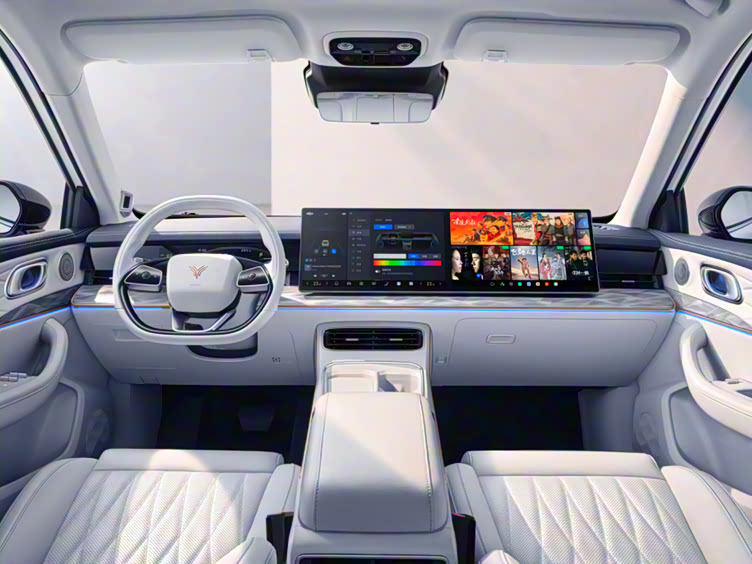 中控扶手箱的位置上,可以看到车载冰箱.