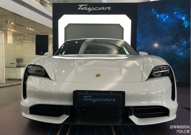 全新Taycan是一台极具辨识度的保时捷极致跑车，拥有家族史上最优的空气动力学设计