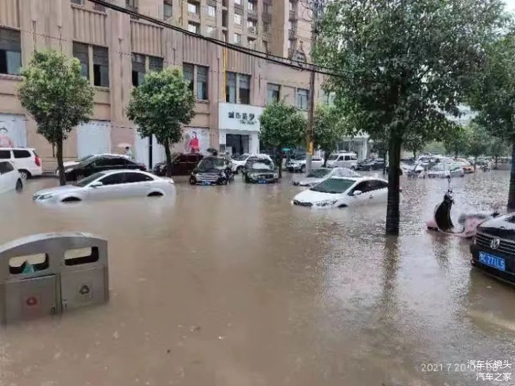 郑州大雨造成大批车辆被水浸泡