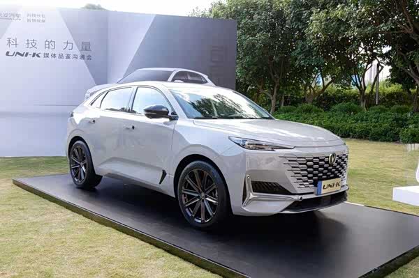 不同于这两款suv车型,第三款车将是一款高端轿车,内部代号c281,基