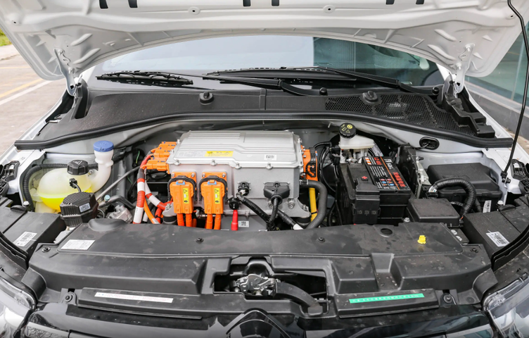 因为大家来看它的变速器,其采用了模拟5挡的电动车单速变速箱,所以它