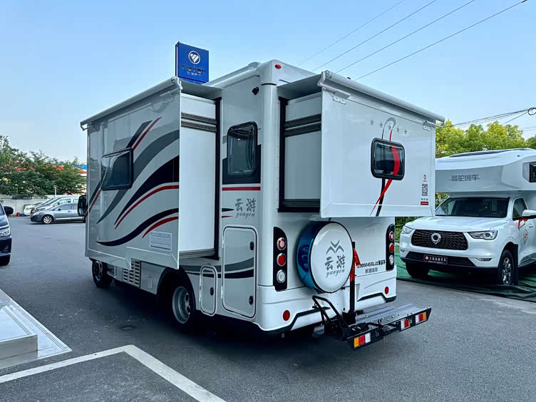 可以住6人的依维柯双拓展房车云游系列出行生活无忧