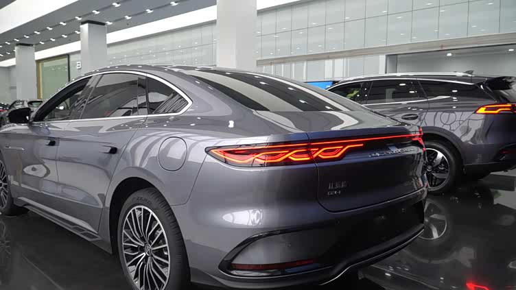 比亚迪汉dm-i实车到店,外观设计较为霸气,内饰高级,动力强