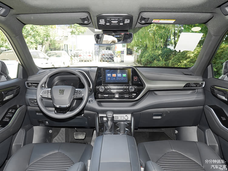 皇冠陆放5米级七座suv混动油耗不到6l四驱布局气场十足