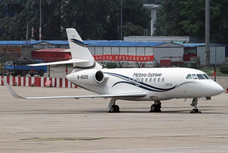 除了灣流之外,還有一架經常停在虹橋的達索獵鷹2000lx,機身上塗裝有