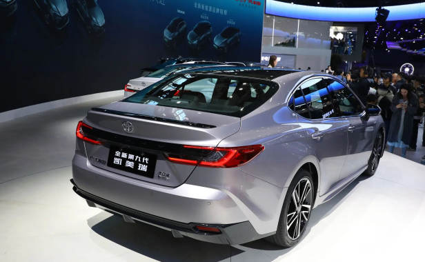 全新凯美瑞广州车展亮相两种前脸风格可选造型更年轻运动