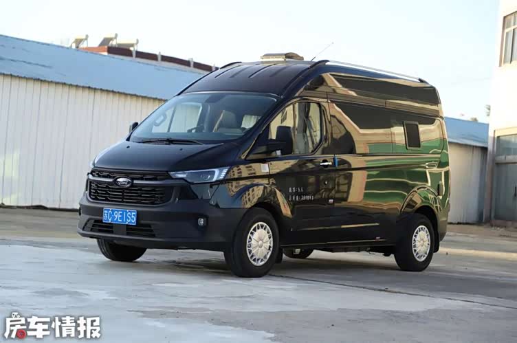 小两口玩刚刚好!26.8万的福特房车,超大床和卫生间同级真少见