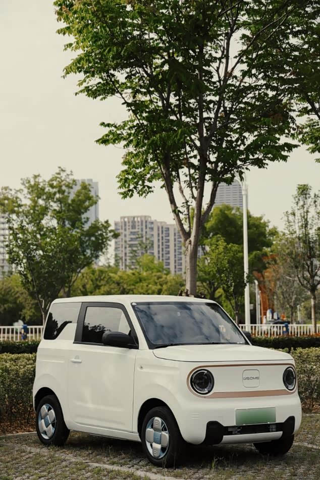 首先,我们来对比一下熊猫mini与竞品五菱宏光mini&lumin.