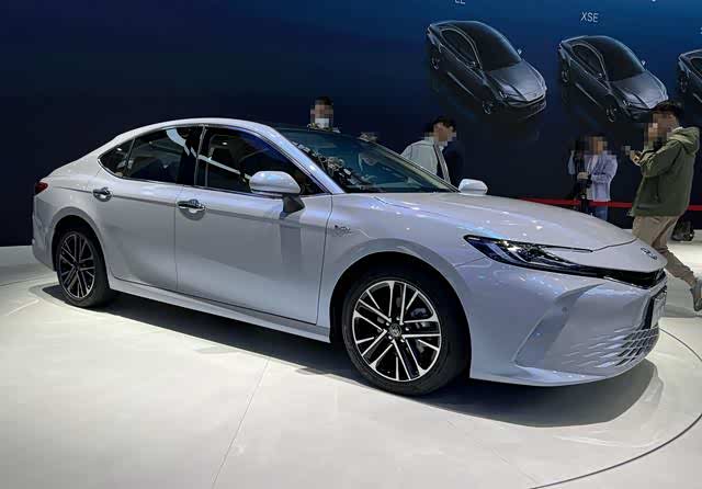 新一代丰田凯美瑞亮相广州车展外观内饰大变样
