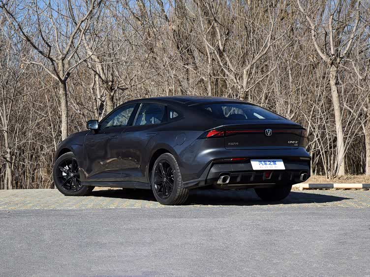 探访长安univ智电idd科技感满满的电动轿跑