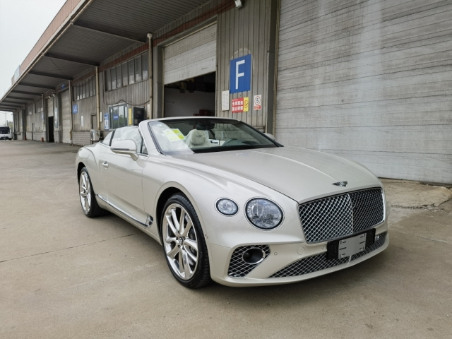 22款宾利欧陆gtcv840敞篷版砂岩白外漆港口现车只卖345万