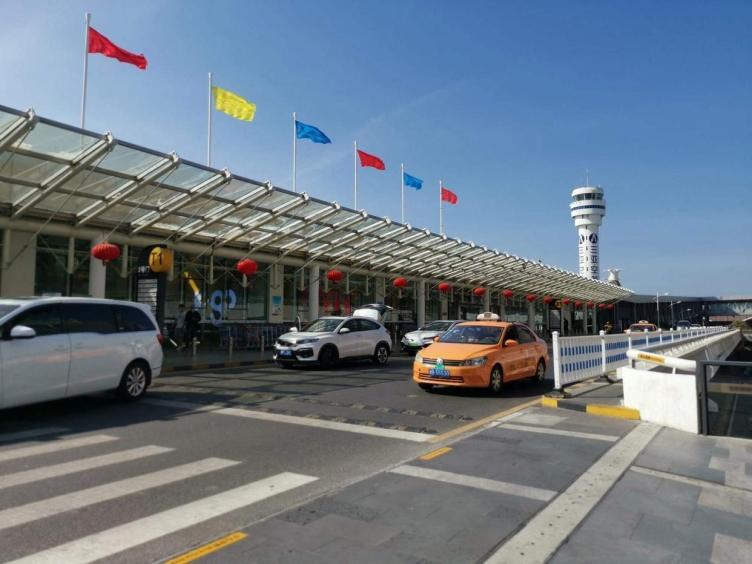 12月9日,三亚凤凰国际机场(以下简称三亚机场)发布两则好消息:截至12