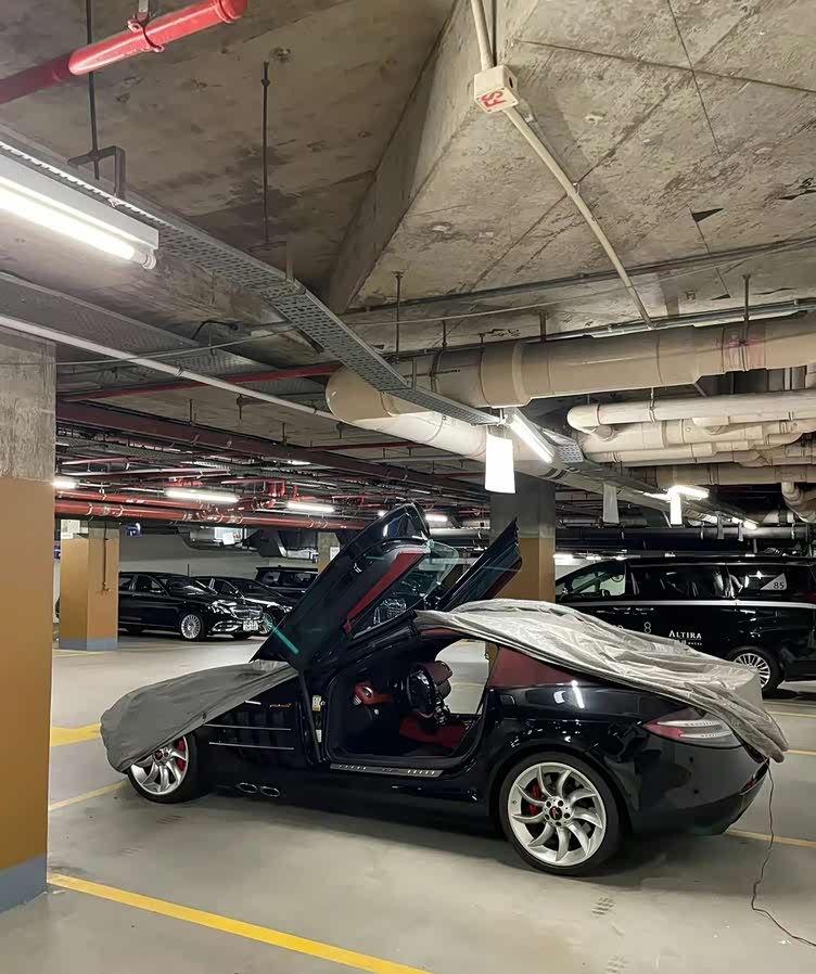 新濠天地是何猷龙家的酒店,地库里除了众多接待贵宾的迈巴赫62之外