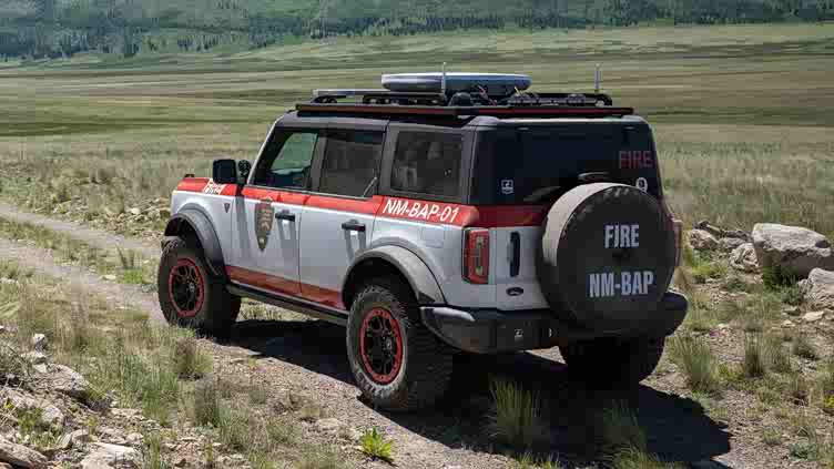 纪念碑公园捐赠了一辆由bronco(参数|询价)改装升级而来的消防指挥车