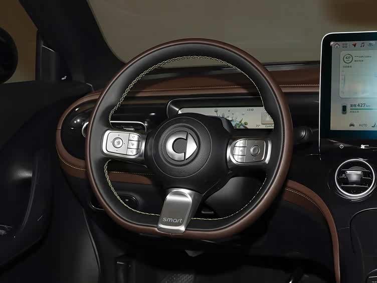 采用3d mesh软包覆工艺制作的仪表台,撞色缝线设计,头枕smart标志