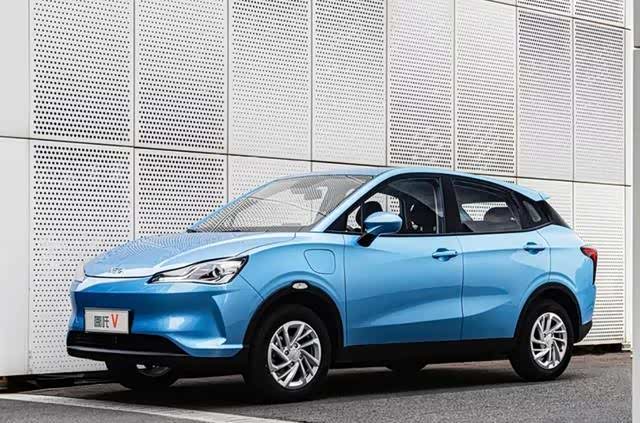 让整台车电动化特征明显,车身一些细节向定位更高的哪吒u靠拢