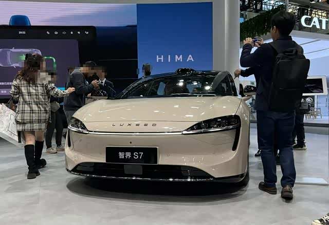 华为系首款轿车"智界s7"亮相广州车展,新车预售价25.