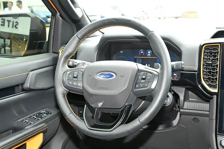 有望年底上市江铃福特ranger内饰发布