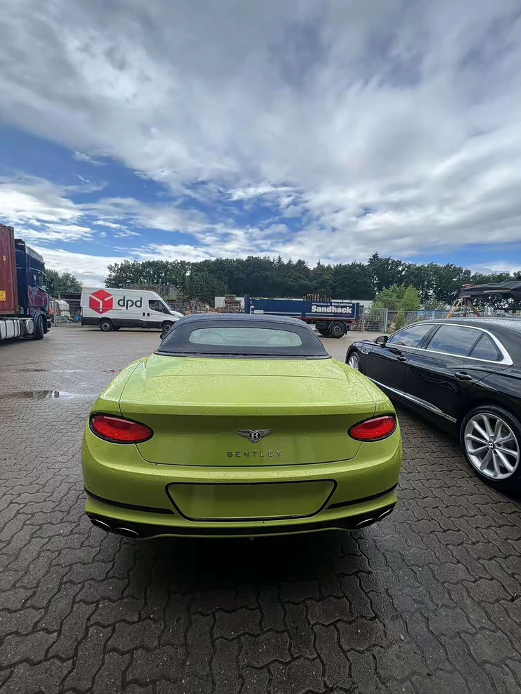 23款宾利欧陆gtcv840敞篷s版荧光绿现车特价售全国