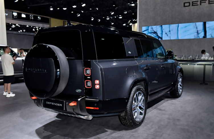 配置小幅调整,外观依然霸气,2024款路虎卫士上市,售68.